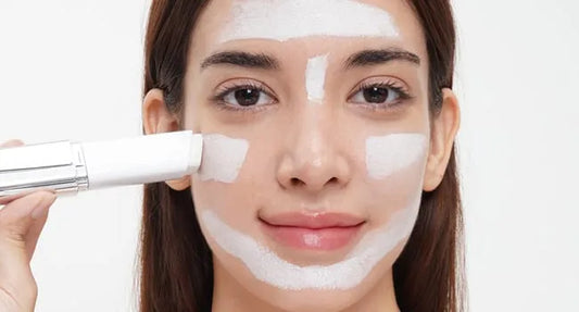 2-in-1 Foundation mit integriertem Pinsel